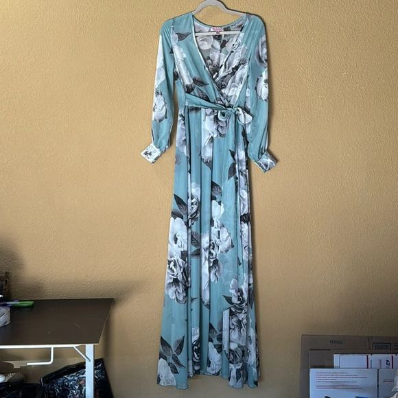 Olivia Dresses & Skirts - Olivia Floral Mint maxi dress. Size Small